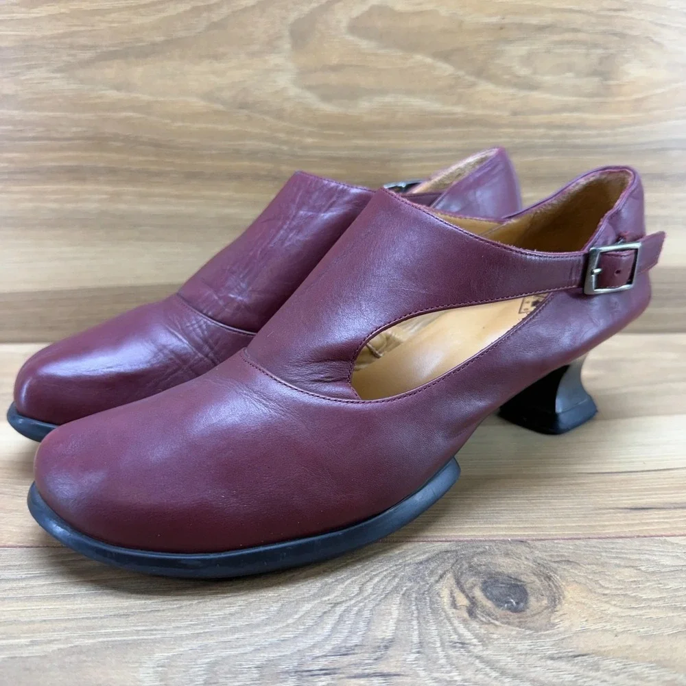 JOHN FLUEVOG Gracias Pump 8.5 Burgundy Deep Red Leather Buckle Mid Heel Wearever